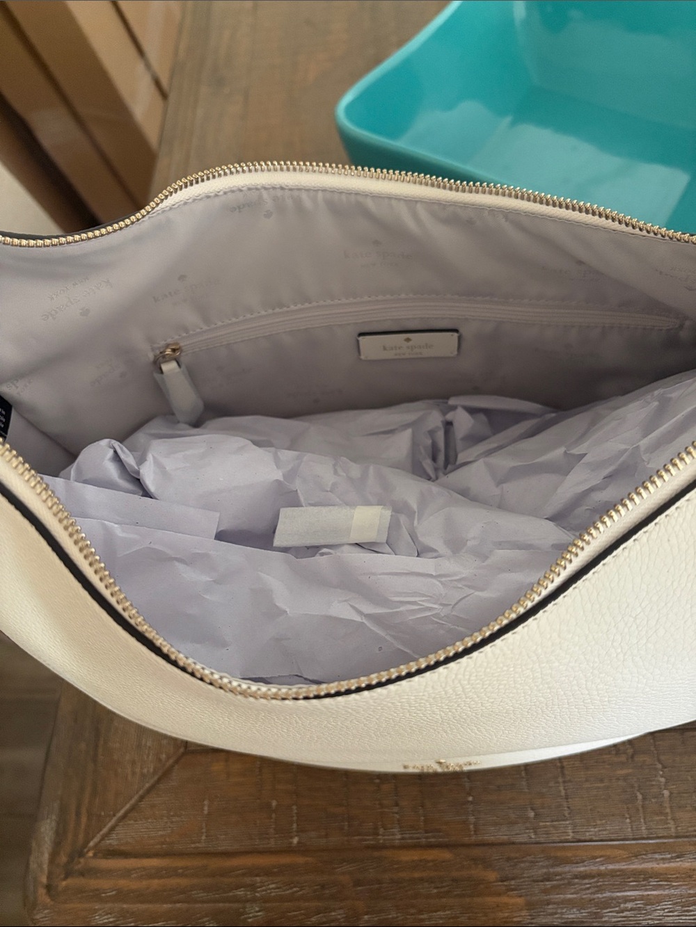 kate spade meringue pebbled leather shoulder bag with gold-tone logo - Picture 3 of 7